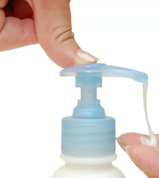 How to clean plastic products